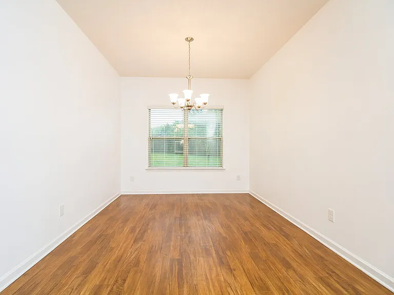 1096 Shire Dr — Photo 4