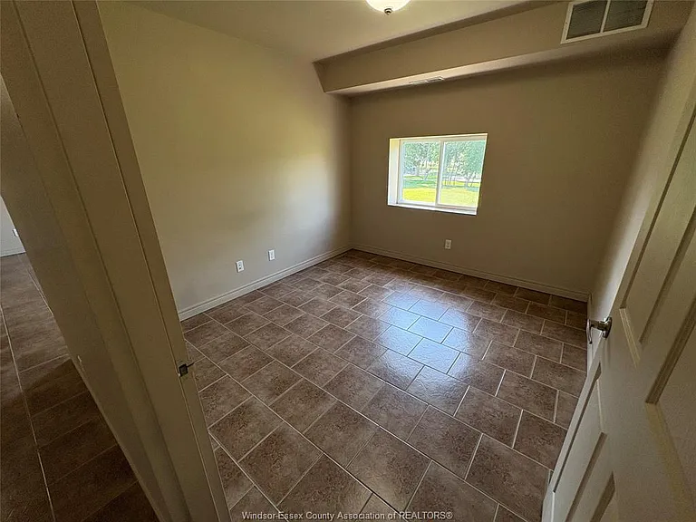 440 Simcoe St #15 — Photo 6