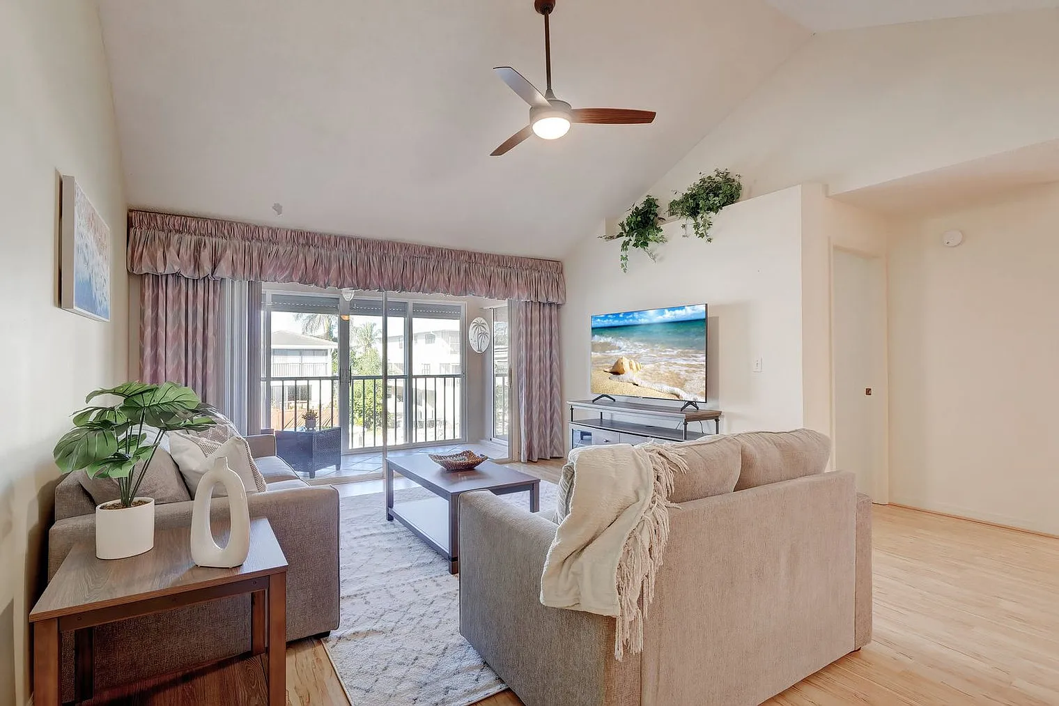 2 bed, 2.0 bath, 1377 sqft, $4,290 — Photo 3