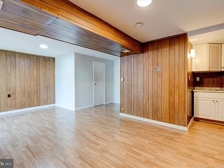 6th Pl NE — Photo 23