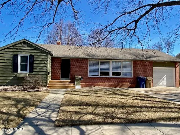 1136 N Park St, Watertown, SD 57201