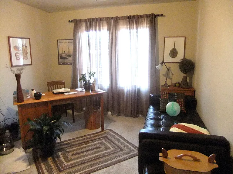 570 Sandercock St — Photo 4