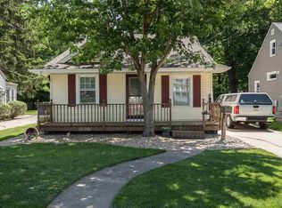 906 53rd St, Moline, IL 61265