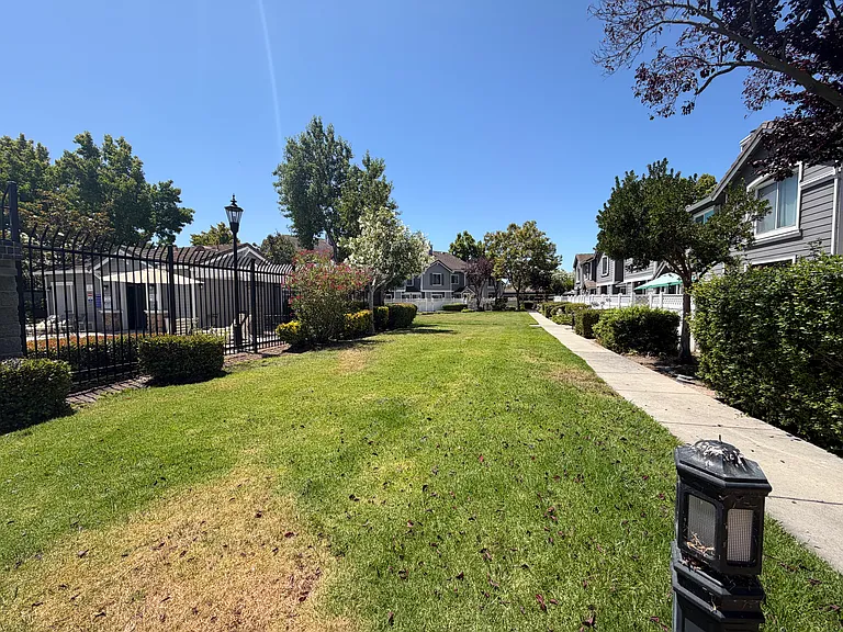 5740 Caprice Cmn — Photo 17