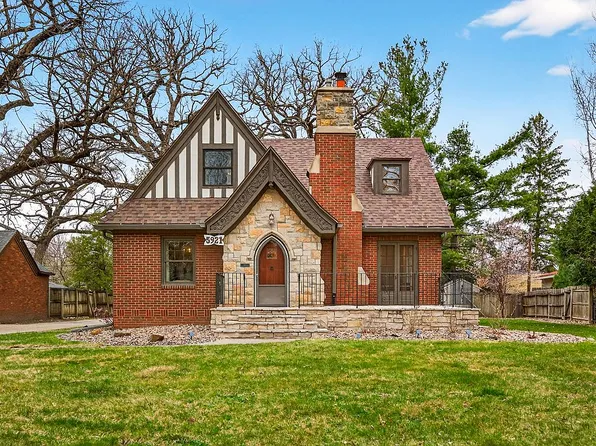 5921 N Waterbury Rd, Des Moines, IA 50312