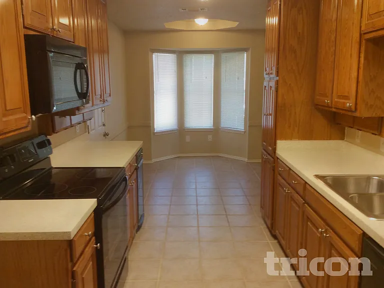 525 Arbor Ln — Photo 3