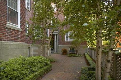 Beautifully maintained classic Harlow building.