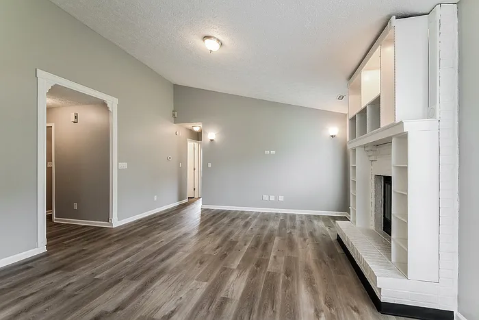3 bed, 2.0 bath, 1293 sqft, $1,645 — Photo 4