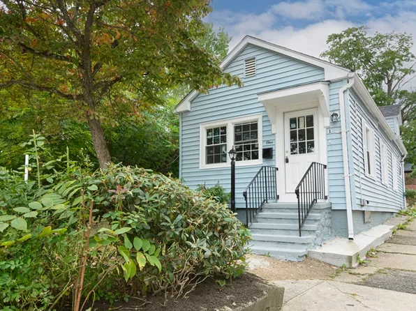 1 Hartwell St, Southbridge, MA 01550
