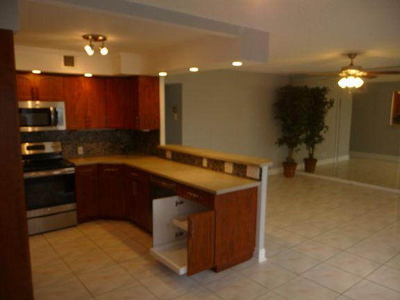 CABINETS WITH ROLLOUT SHELVE
