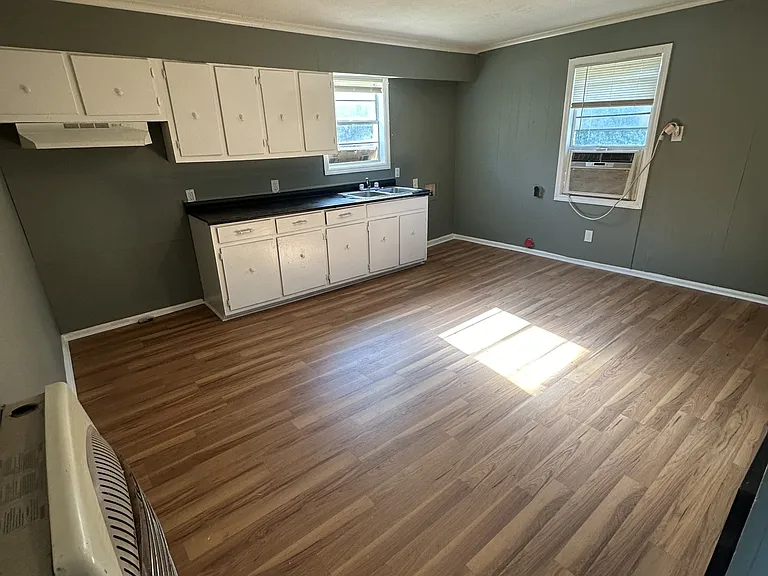 114 Jelk St — Photo 4