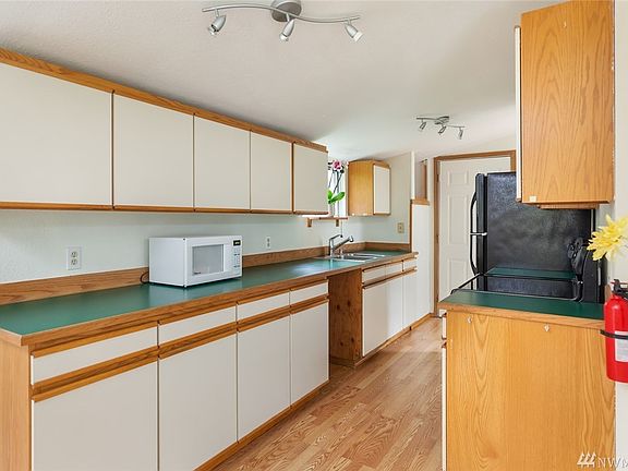 4th image of 560 E Ballantrae Dr