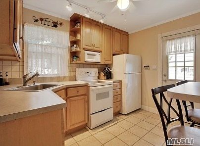 5th image of 371 Whitehall St