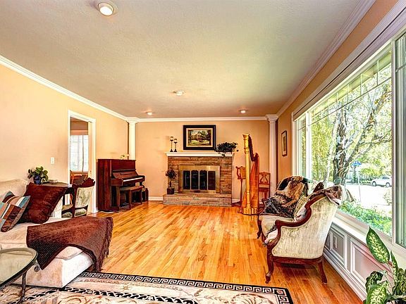 4th image of 16145 Lilac Ln