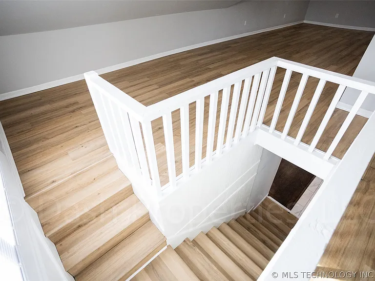 2604 E 7th St S — Photo 44