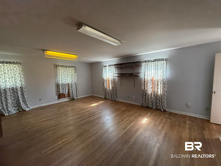 110 Patrician Dr — Photo 11
