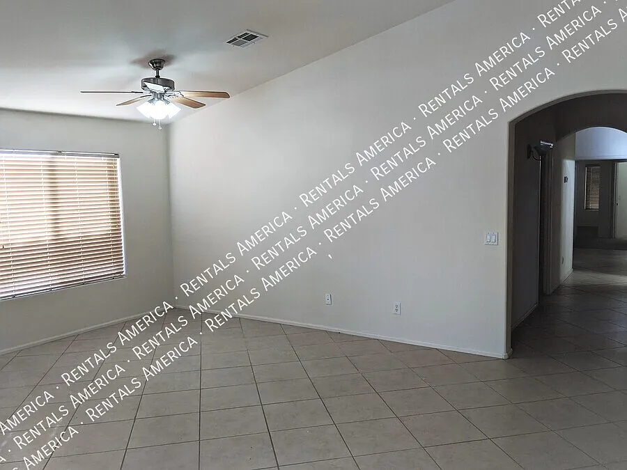 Spacious single story home! — Photo 3