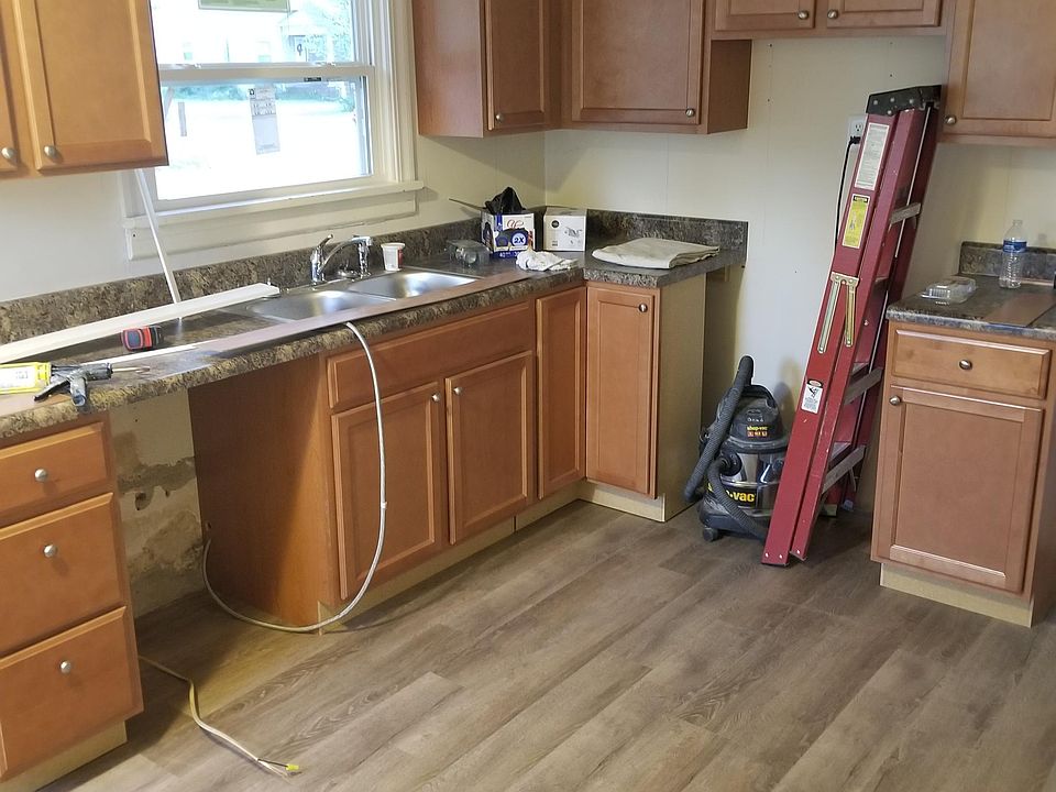 2nd image of 301 W Zupan St
