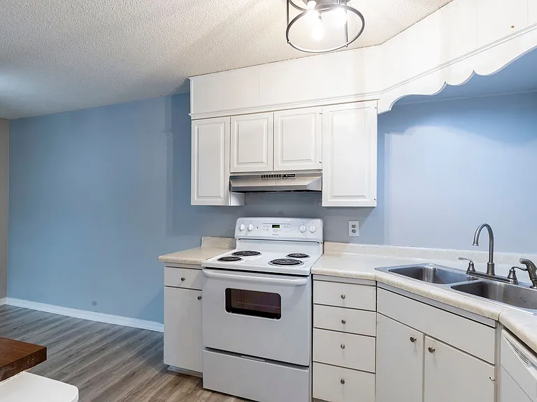 Woodward Park Apartments — Photo 10