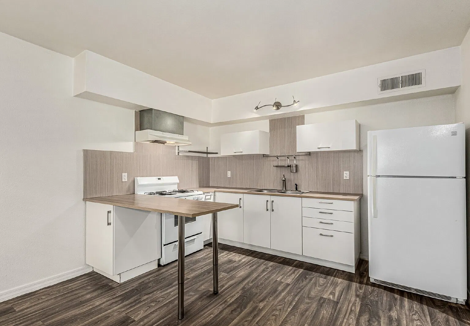 2 bed, 2.0 bath, 950 sqft, $1,650 — Photo 2
