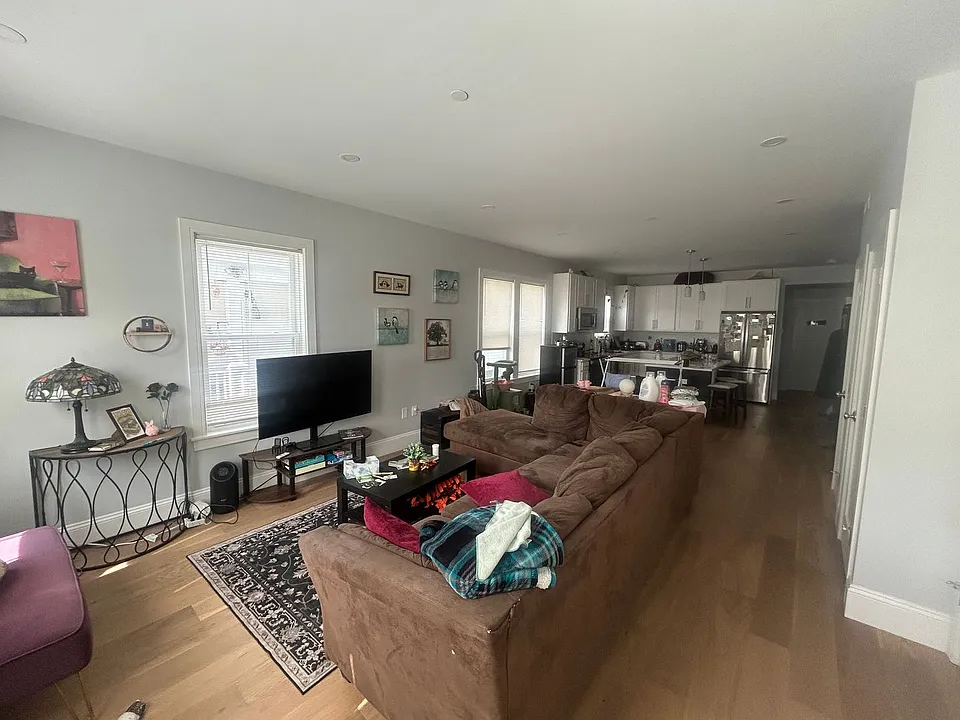 52 Fairbanks St #1