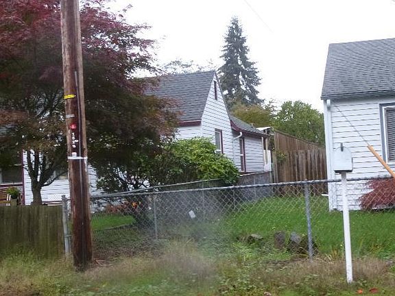 3rd image of 1618 NE Edge Park Dr