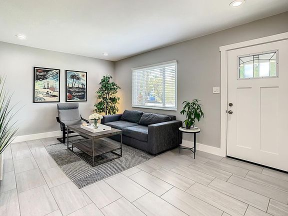 5th image of 223 39th Ave NE