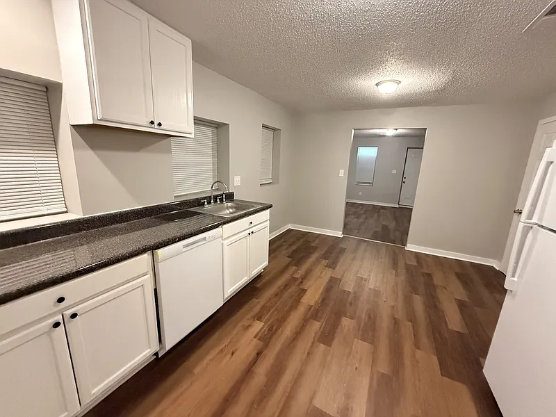 3 bed, 1.0 bath, 1200 sqft, $1,000 — Photo 4