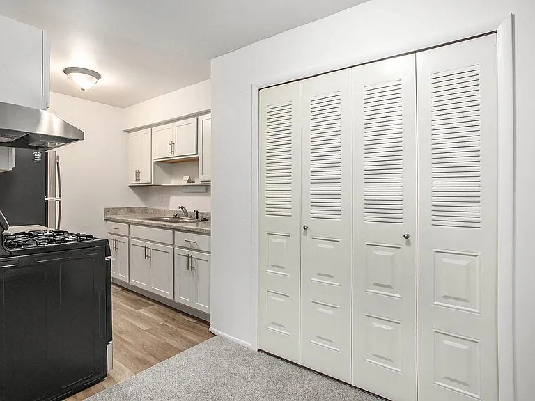 Fairlane Apartments — Photo 8