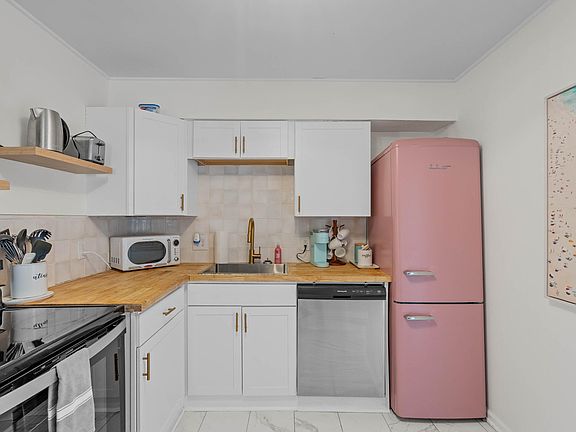 5th image of 156 Williams St