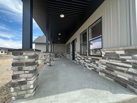 3rd image of 348 Saddle Ct