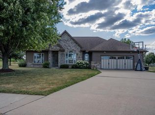909 Heath Ct, Mauston, WI 53948