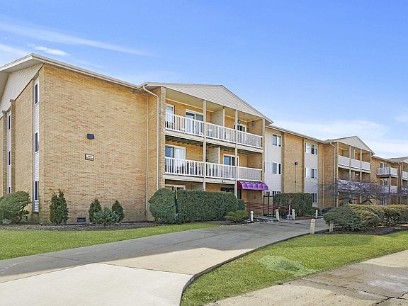 2nd image of 910 Beau Dr Unit 203
