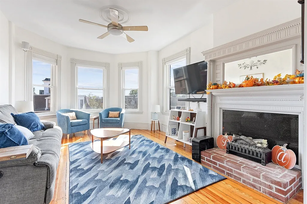 3 bed, 1.0 bath, 1253 sqft, $3,000 — Photo 2