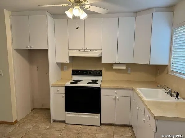 71 Town House Drive #71, Massapequa Park, NY 11762