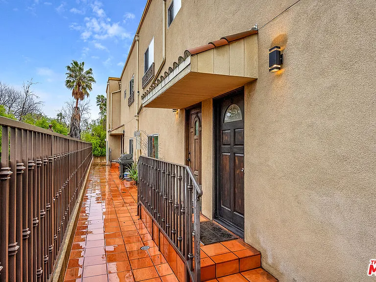 7338 Balboa Blvd #6 — Photo 3