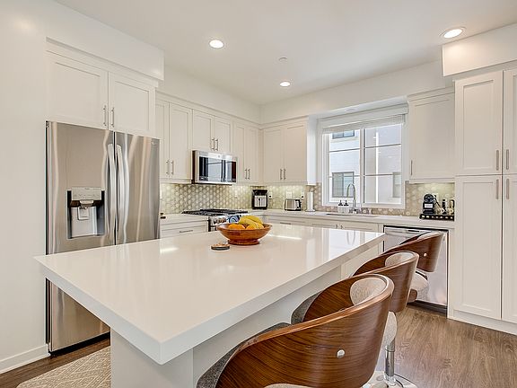 4th image of 749 Talbot Ln