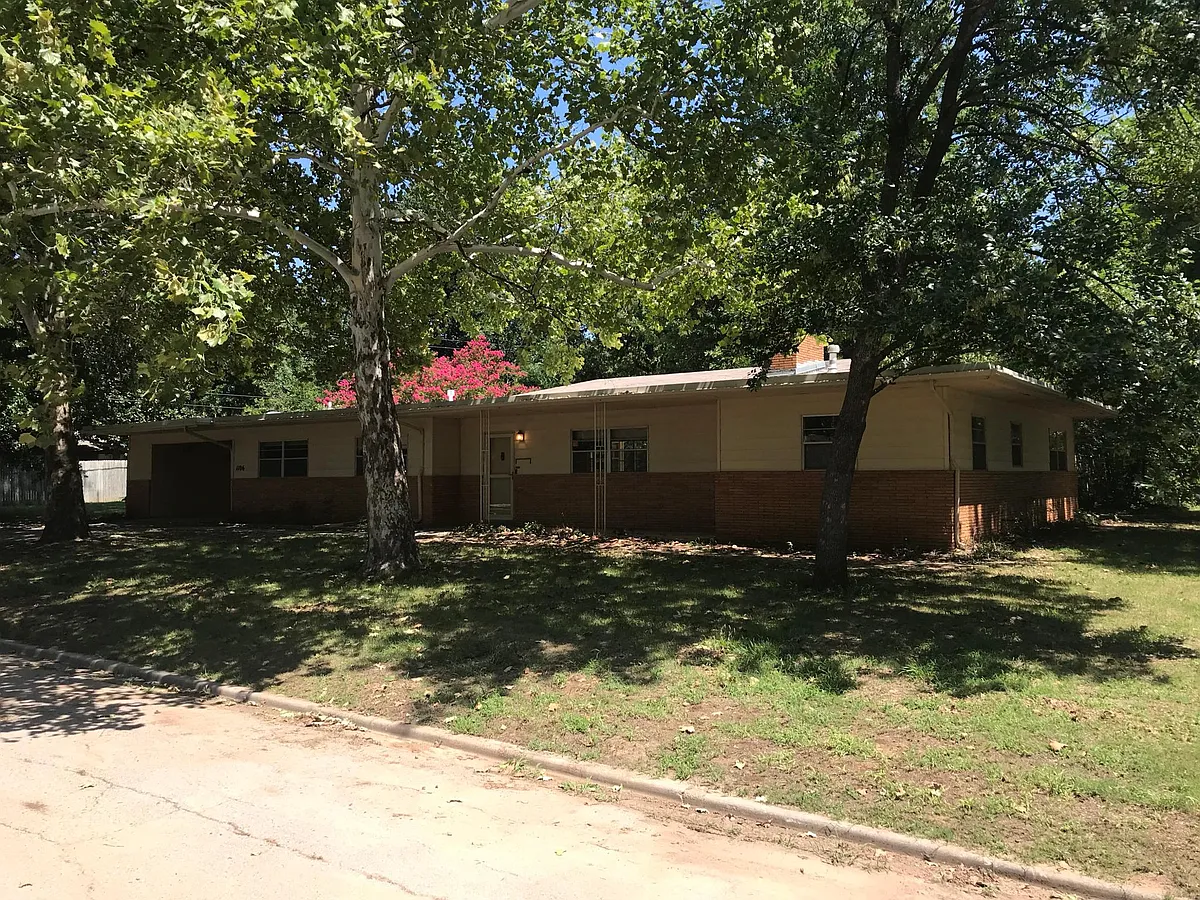Building Photo - 1106 Woodland Dr
