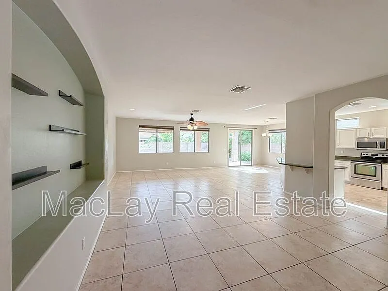 4 bed, 2.0 bath, 2134 sqft, $2,600 — Photo 2