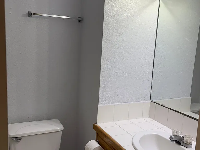 8404 Las Palmas Dr — Photo 14