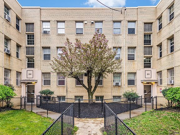 5th image of 219 Oakwood St SE APT 104