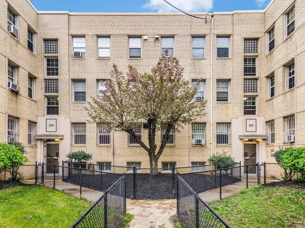 219 Oakwood St SE, Washington, DC