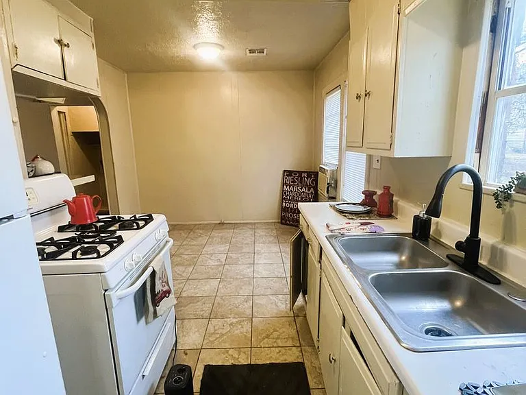1033 SW 63rd St — Photo 7