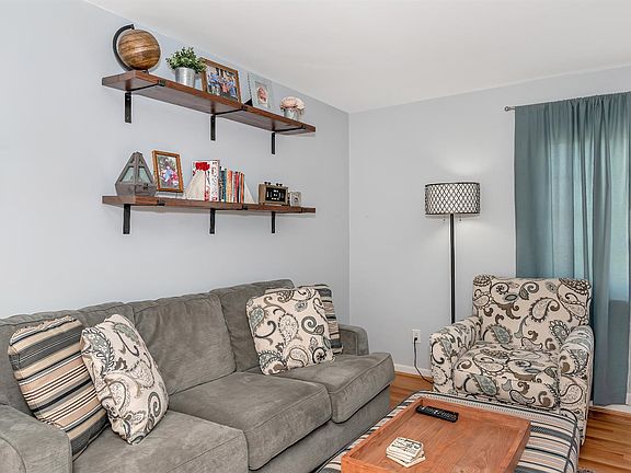 3rd image of 7944 Hoy Ct