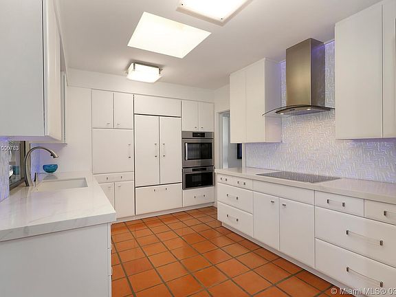 5th image of 1827 S Bayshore Ln