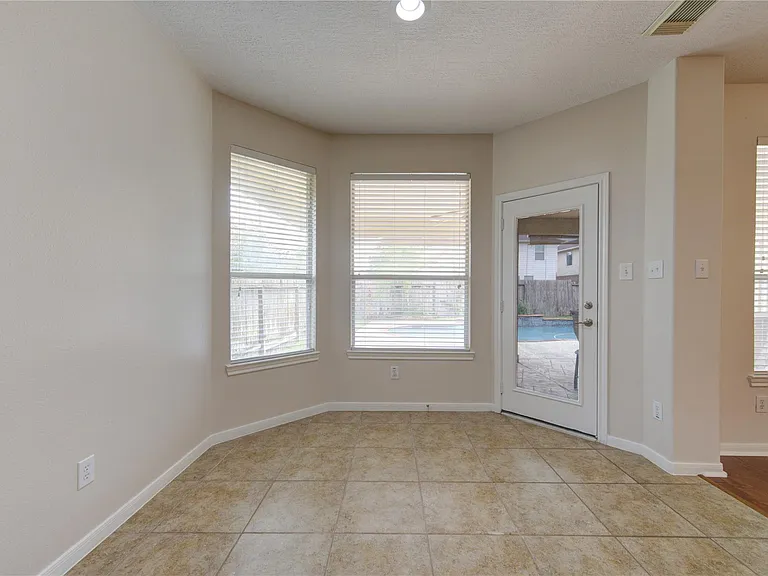 1903 Hampton Lakes Ct — Photo 12