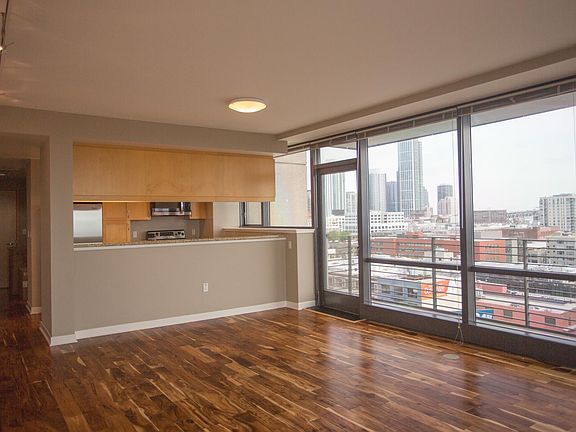 2nd image of 260 King St #1418