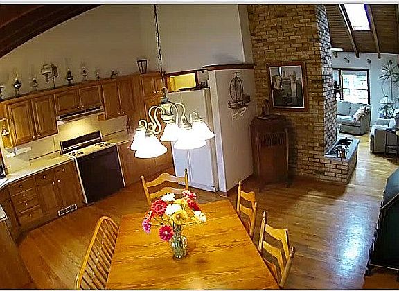 Vaulted ceiling, hardwood fl