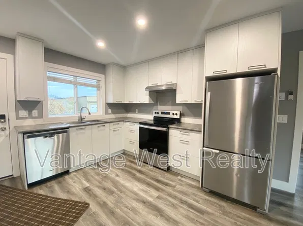 729CARRIAG E Bay Ave, Kelowna, BC V1Y 7J8