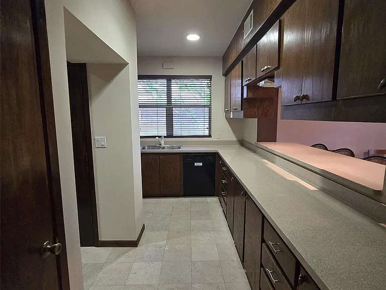 3231 Hemingway Dr — Photo 6